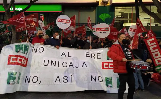 Protesta ante la central de Unicaja de Almería por el ERE