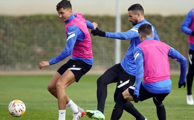 Domingos y Milla continúan al margen del grupo