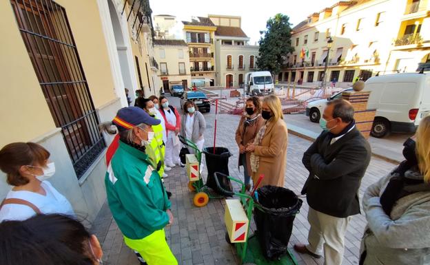 Doce nuevos trabajadores refuerzan el servicio de limpieza de Motril