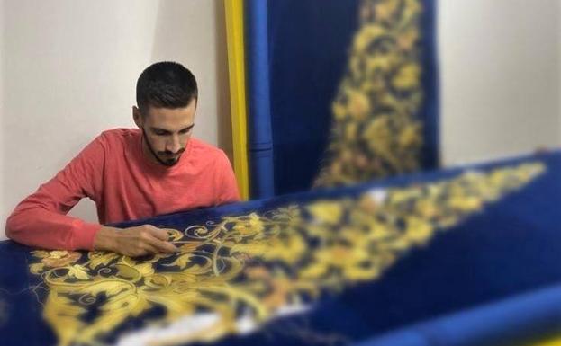El taller de Javier Núñez finaliza el bordado del manto de la Virgen de la Salud