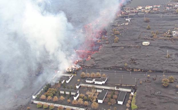 La lava engulle el cementerio de Las Manchas, formado por miles de nichos