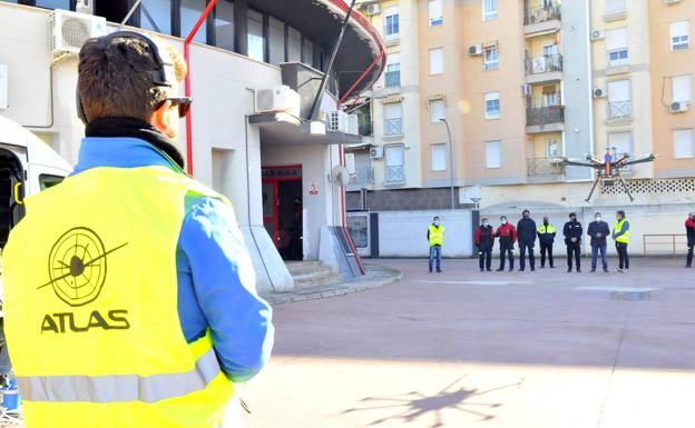 El proyecto europeo Trace realiza una prueba de vuelo de dron en el Parque de Bomberos de Linares