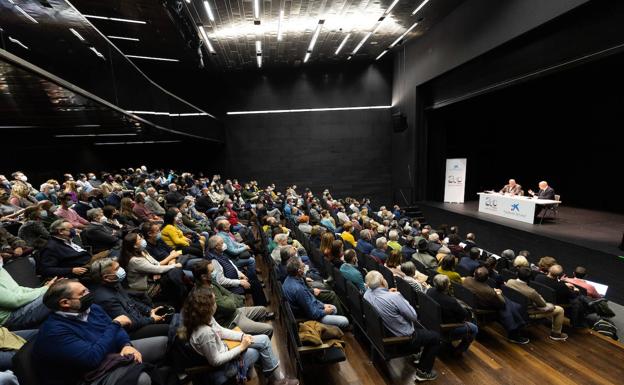 Juan Eslava cuenta en el Aula de Cultura de IDEAL su fecunda relación con la literatura