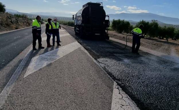 Fomento mejora el pavimento del acceso a la capital por Fuerte del Rey