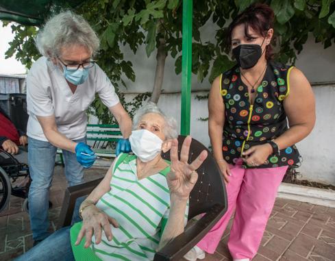 Siete de cada diez mayores de 70 años ya tienen la tercera dosis