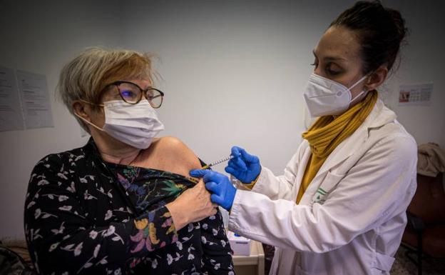 Jaén elude las restricciones por la baja presión hospitalaria: de 240 ingresados hace un año a 30