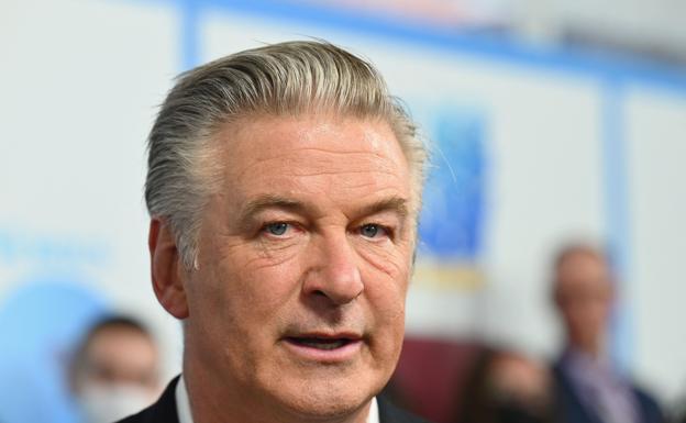 Alec Baldwin dice que no apretó el gatillo del arma que mató a su compañera