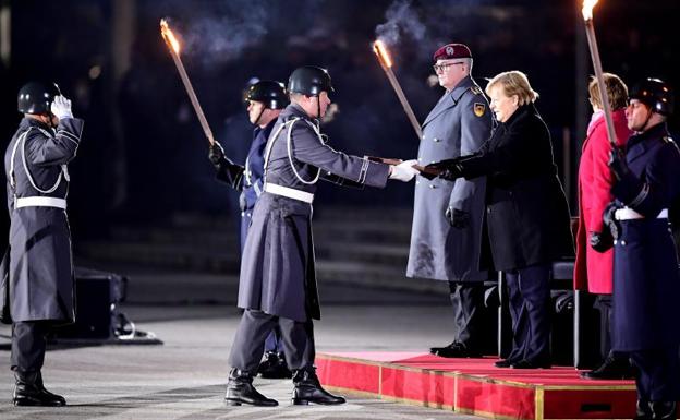 Merkel, ante la despedida militar a ritmo de Nina Hagen