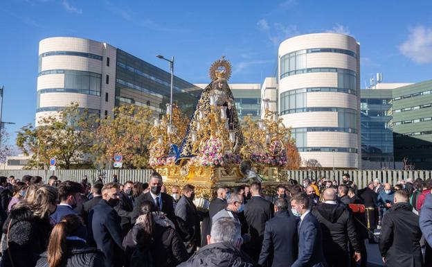 Salida extraordinaria de la Virgen de la Salud al Clínico 19 meses después