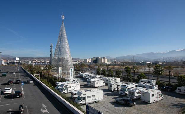 El Nevada se convierte en un 'camping' de autocaravanas en un puente con Granada llena