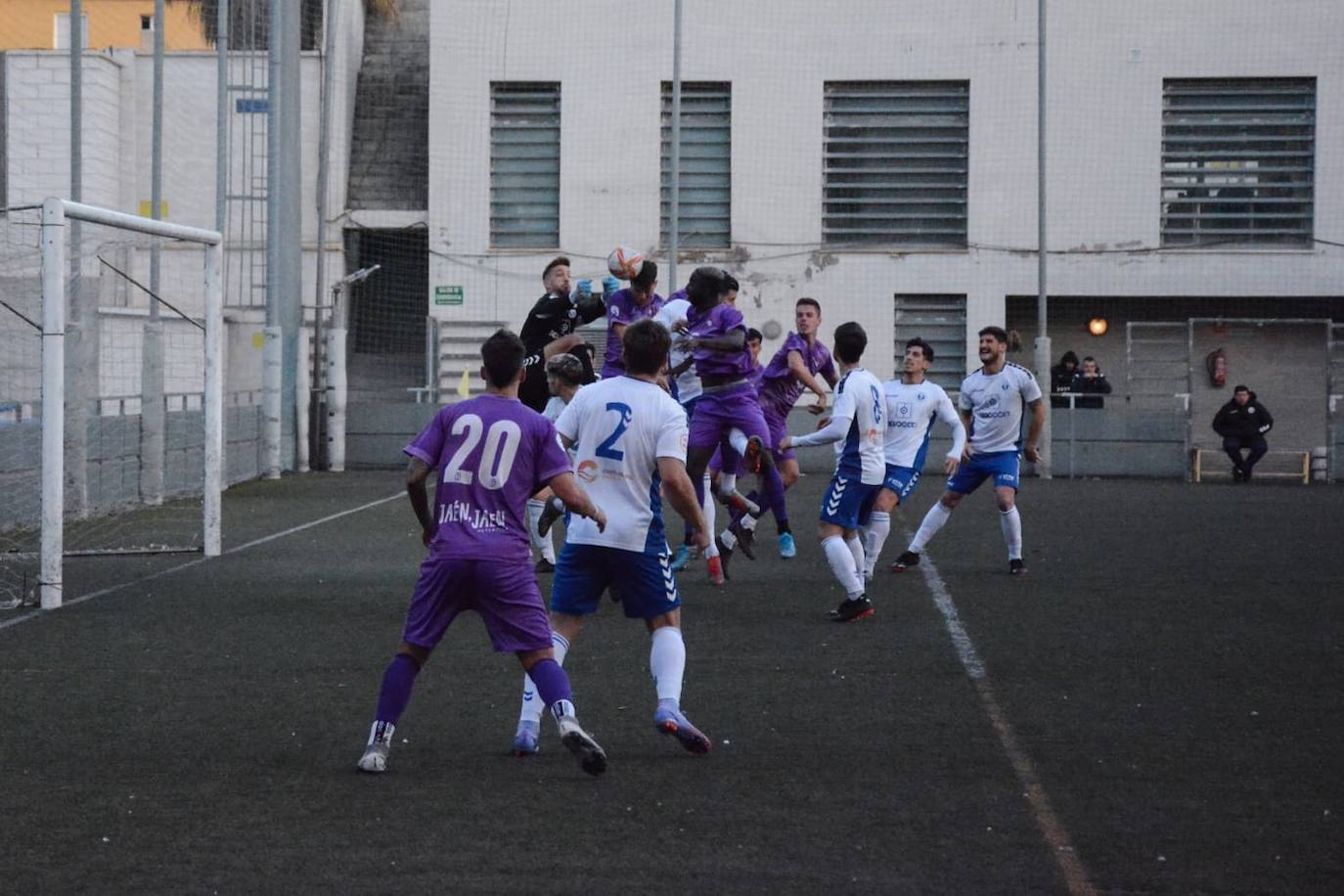 Mejoría del Real Jaén sin capacidad de superar a El Palo en inferioridad numérica