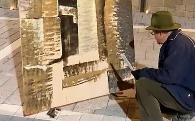 El artista Faustino Castillo toma la calle para pintar la Cámara de Toya