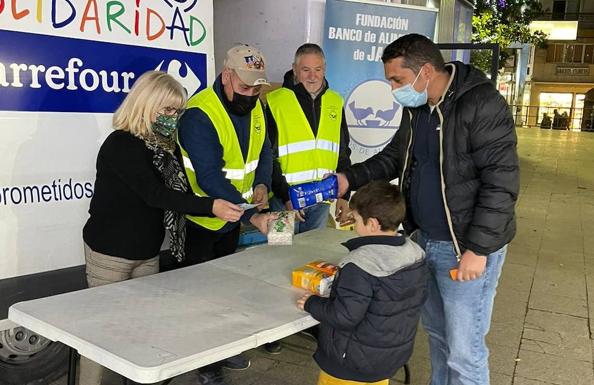 Una familia de feriantes se une a la campaña de donación para el Banco de Alimentos
