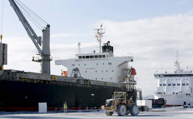 La crisis del transporte provoca una caída de hasta el 40% en las importaciones en Granada