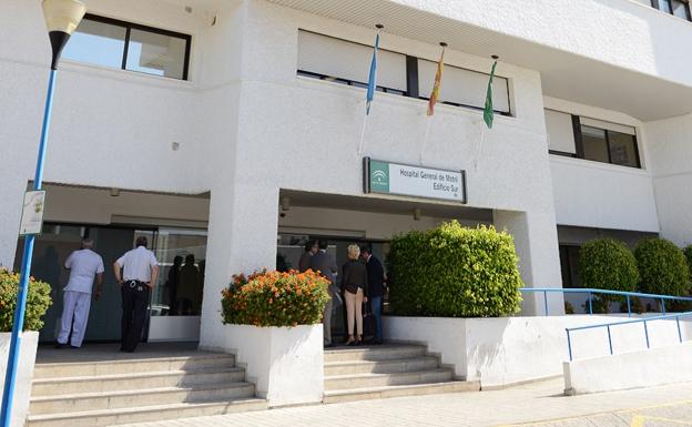 Dos personas trasladadas al hospital con quemaduras graves tras el incendio de una caseta agrícola en Carchuna