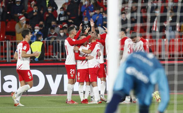 El Almería se da un 'baño de realidad'