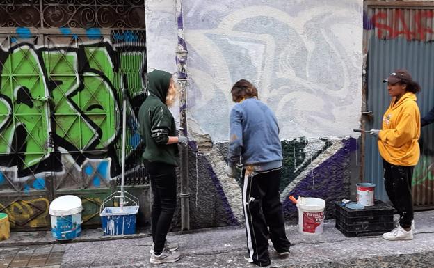 Vecinos del Albaicín y estudiantes americanos se unen contra los grafitis del barrio