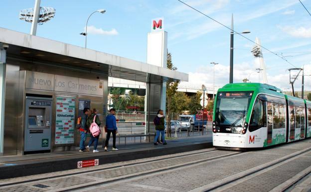 Un coche colisiona con el metro junto a Los Cármenes