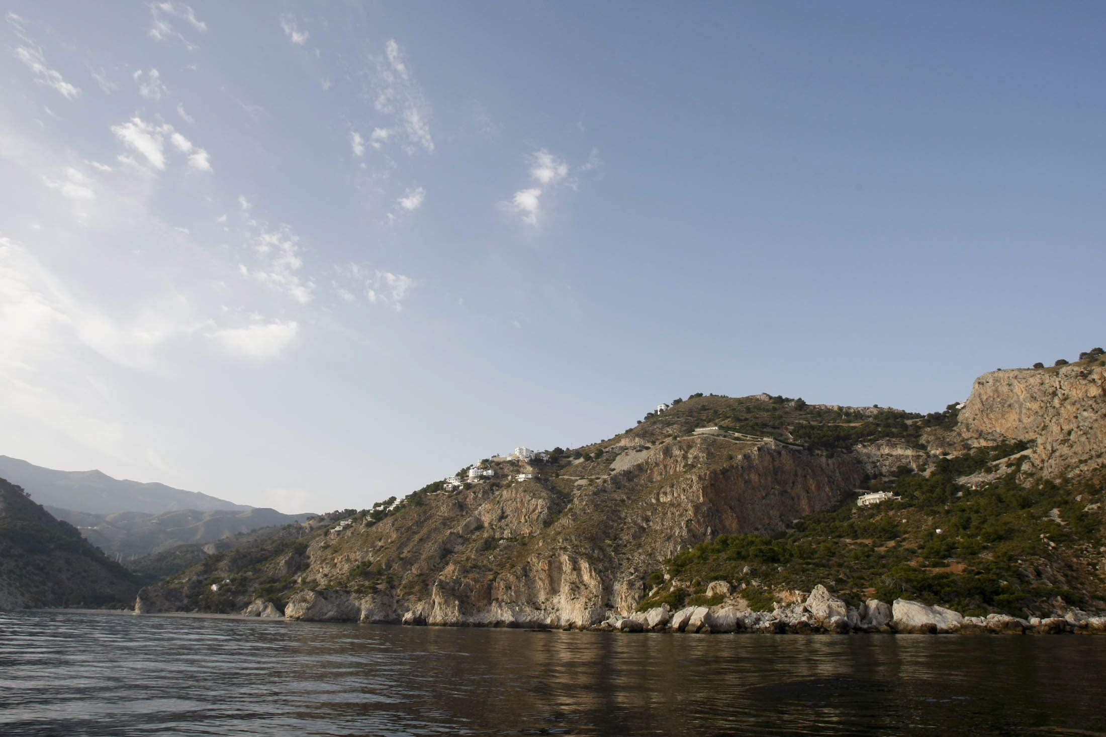 Los acantilados de la Punta de la Mona en la costa de Granada