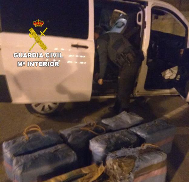Embiste a un coche de la Guardia Civil con una furgoneta llena de hachís en la A-92 en Granada
