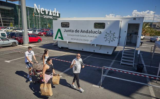 Salud vacunará a clases enteras con una unidad móvil aparcada en el Nevada