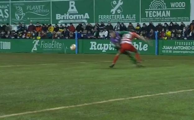 Torrente se relaja y comete un penalti que el árbitro no advirtió