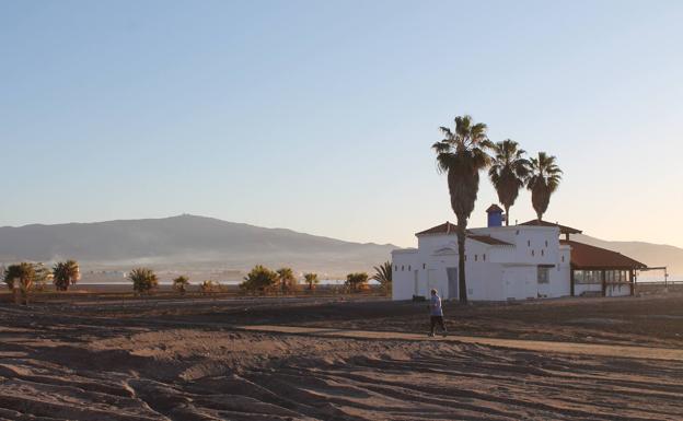 Motril crea accesos en Playa de Poniente para que los temporales no aíslen chiringuitos