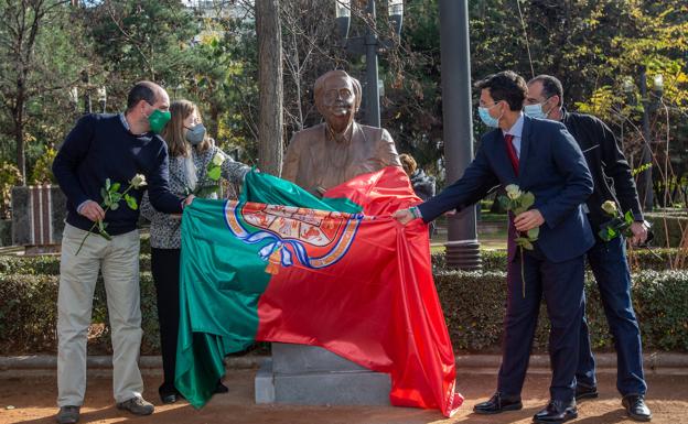 Granada honra la memoria de Mariluz Escribano con una escultura en la Huerta de San Vicente