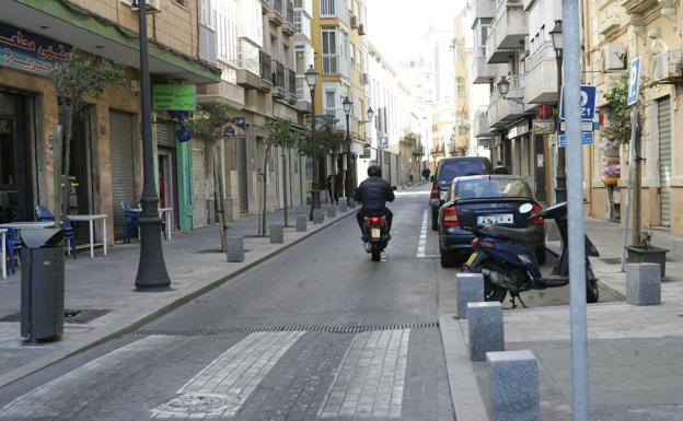 Denuncian una agresión a un chico en Almería después de besar a su novio en público