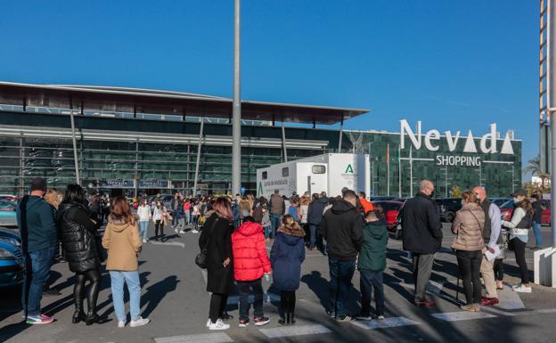Cientos de menores se vacunan hoy en el Centro Comercial Nevada