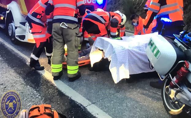 Rescatan a un conductor atrapado en su vehículo tras un accidente en Dúdar