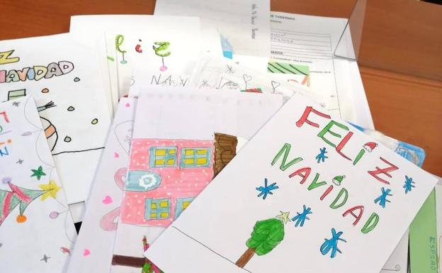 Los niños de Tabernas felicitan la Navidad por carta a los mayores que viven solos