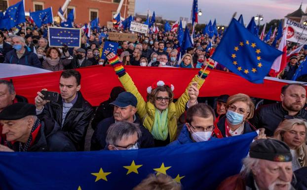 Bruselas expedienta a Polonia por el órdago de su Constitucional a la justicia comunitaria