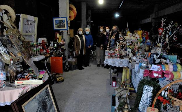 Un grupo de mujeres crea un rastrillo solidario para el arreglo de la iglesia de Talará