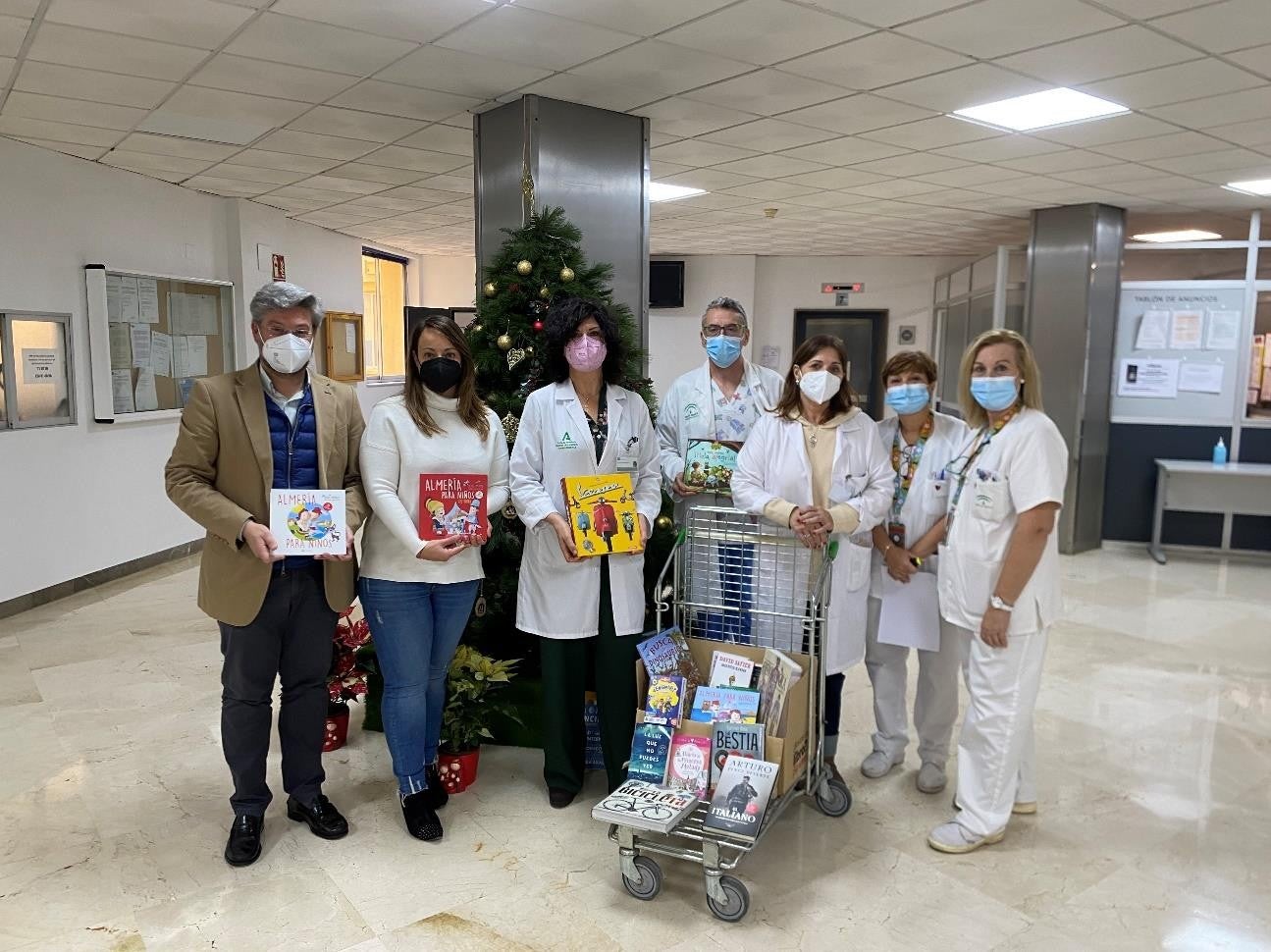 El Centro Comercial Torrecárdenas dona al Hospital Universtario medio centenar de libros nuevos para ampliar su biblioteca