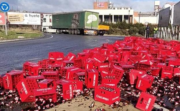 Un camión pierde parte de su carga de cerveza junto a la fábrica de Heineken