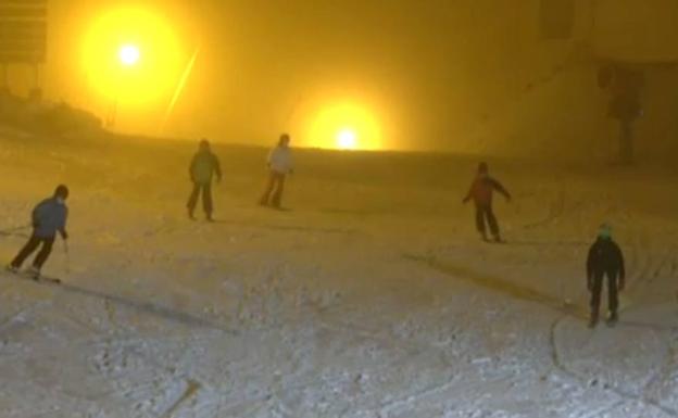 Vuelve el esquí nocturno a Sierra Nevada: fechas y precios