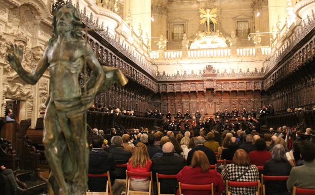 El Joven Coro de Andalucía 'enamora' en un concierto con la Catedral como escenario
