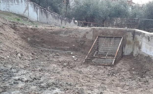 Limpian un colector de agua de lluvia para evitar la inundación del Puente Tablas