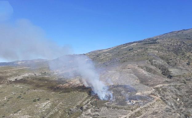 El Infoca trata de apagar un incendio forestal en Lanjarón