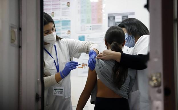 Cae en Jaén el ritmo de vacunación en menores, que se abre el lunes a los niños de seis y siete años