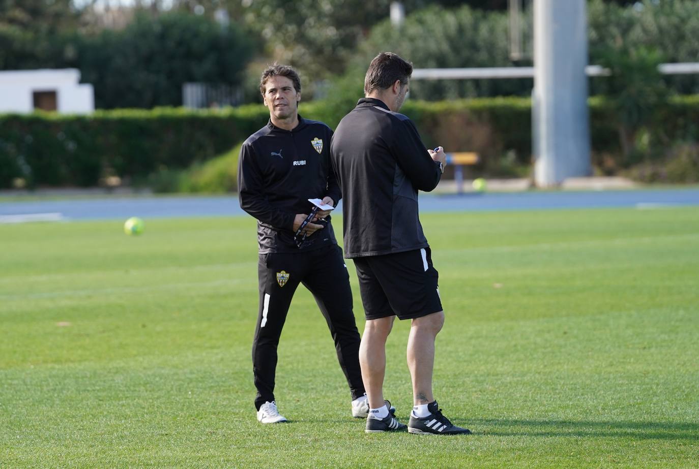 Rubi desvela que casi la mitad de la plantilla del Almería tiene covid