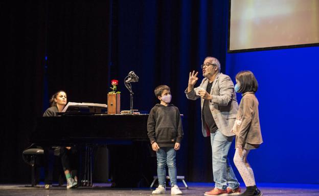 Las cartas bailan lo que el piano les toca