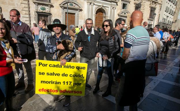 300 personas se concentran en Granada en contra del pasaporte covid