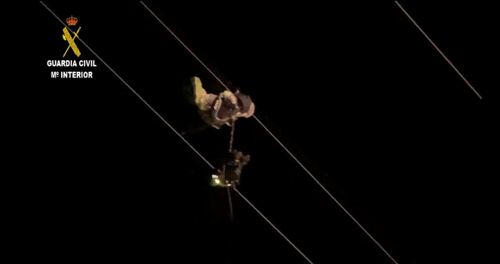 Rescatan en Ítrabo a un parapentista atrapado durante cuatro horas entre cables de alta tensión