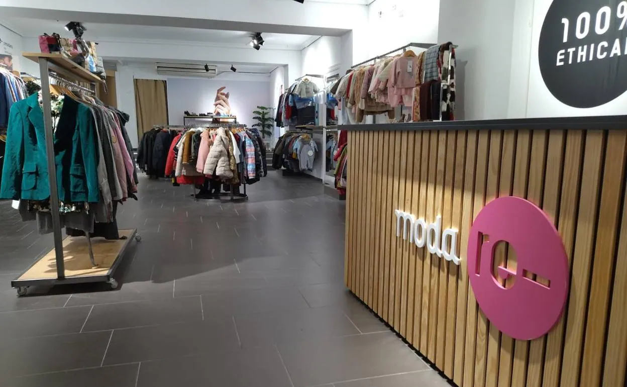 fondo conversión declarar Cáritas abre en Linares su nueva tienda de ropa reciclada | Ideal