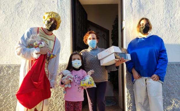 Los Reyes Magos llegan a Baños con 880 ricos roscones y regalos