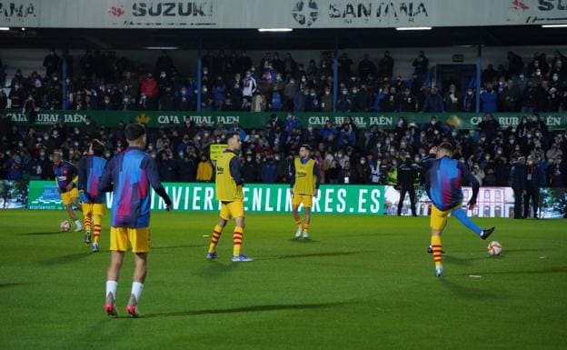 Calientan los equipos en Linarejos: el Barça sale en Linares con Alves, Busquets y Jordi Alba de titulares