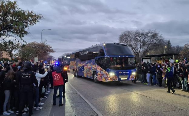 Ya bulle Linarejos, con largas colas a la entrada y enorme expectación en los alrededores