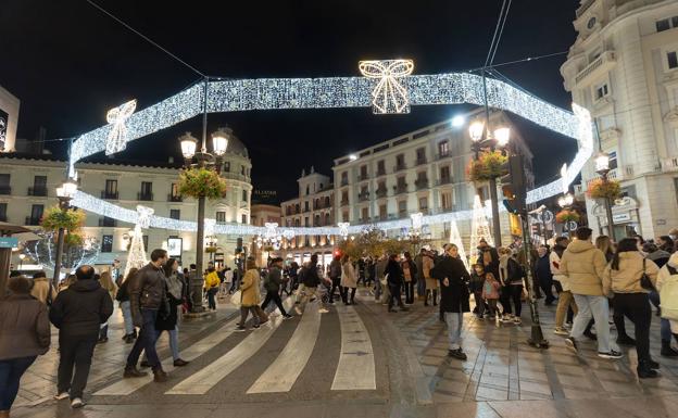 Expertos creen que la vuelta a la rutina y la vacuna lograrán doblar la curva de la sexta ola este mes